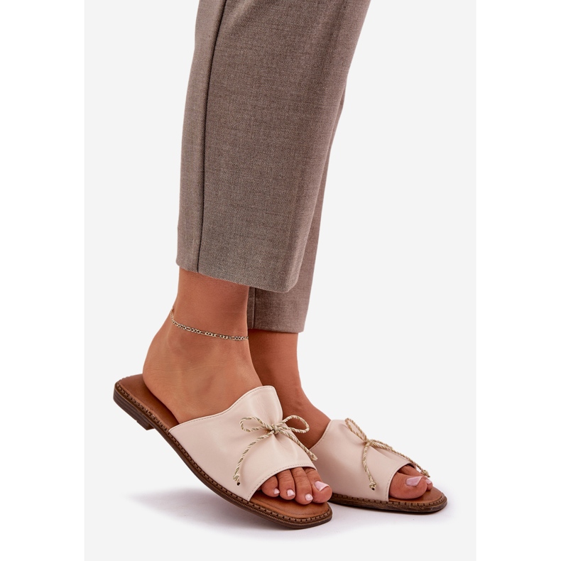 Lapos talpú, dekoratív bézs íj 1 Lapos talpú, dekoratív bézs íj 1