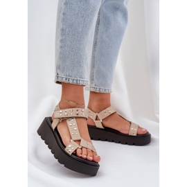 Díszített szandál a bézs platformon 2