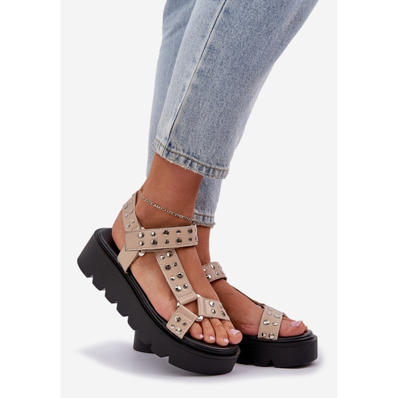 Díszített szandál a bézs platformon 1