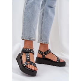Díszített szandál a fekete platformon 2