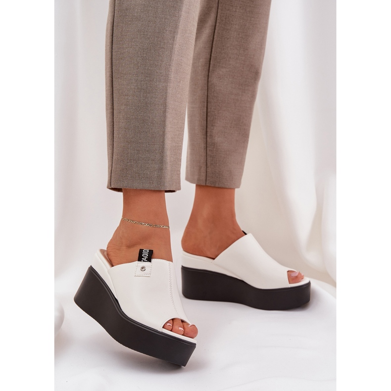Papucs a peronon és egy öko -fehér bőr ék 2