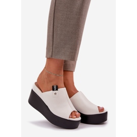 Papucs a peronon és egy öko -fehér bőr ék 1