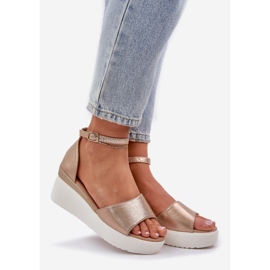 Könnyű szandál a peronon és finom arany ékek aranysárga 1