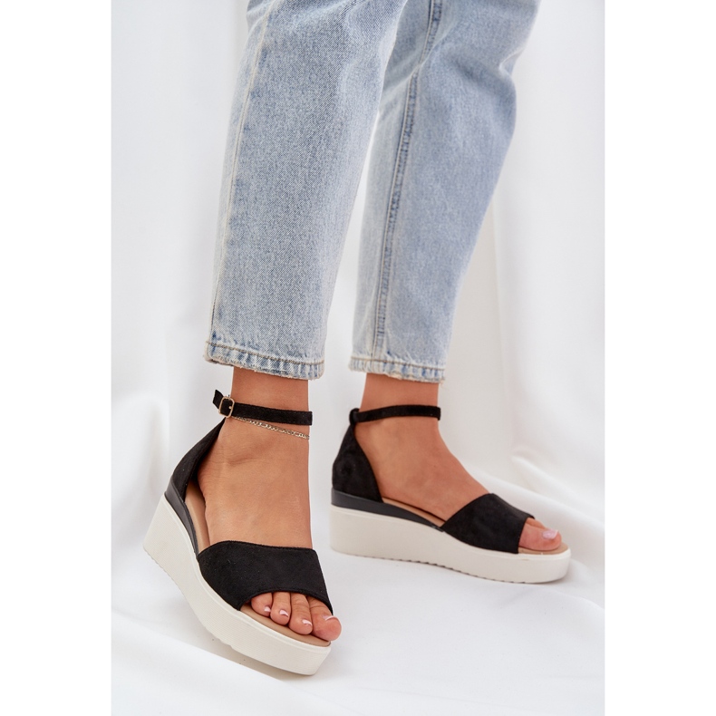 Könnyű szandál a peronon és finom fekete ékek 2