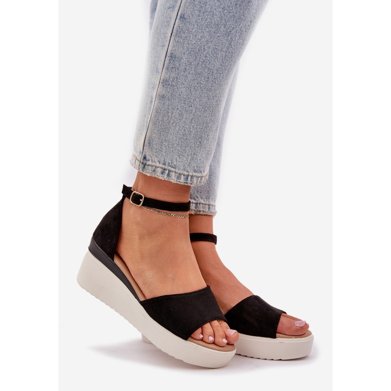 Könnyű szandál a peronon és finom fekete ékek 1