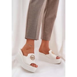 Papucs a peronon és ékek fehér díszítéssel 2