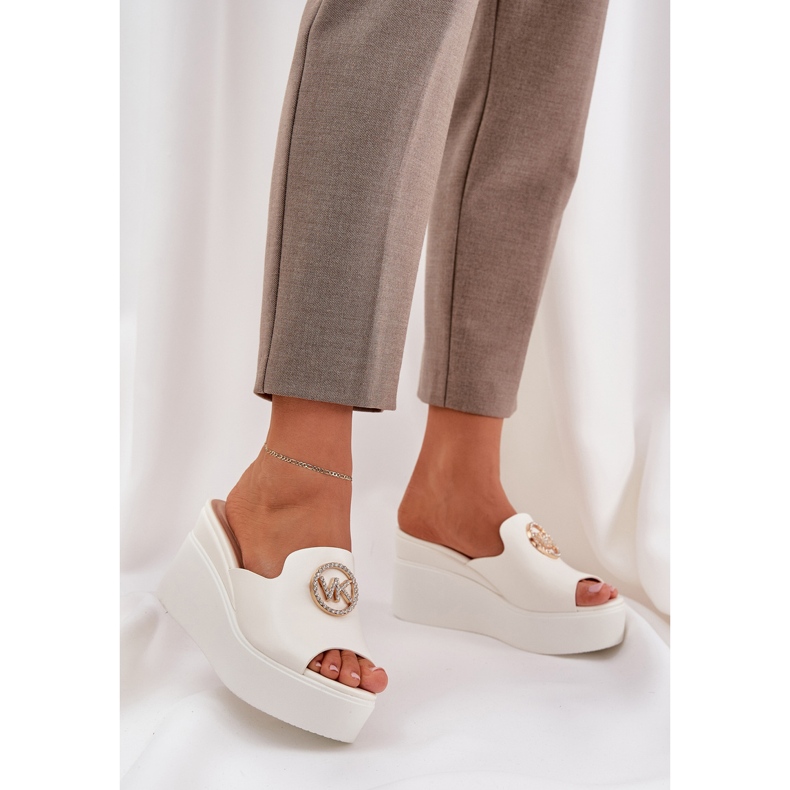 Papucs a peronon és ékek fehér díszítéssel 2