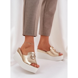 Papucs a peronon és ékek arany díszítéssel aranysárga 2