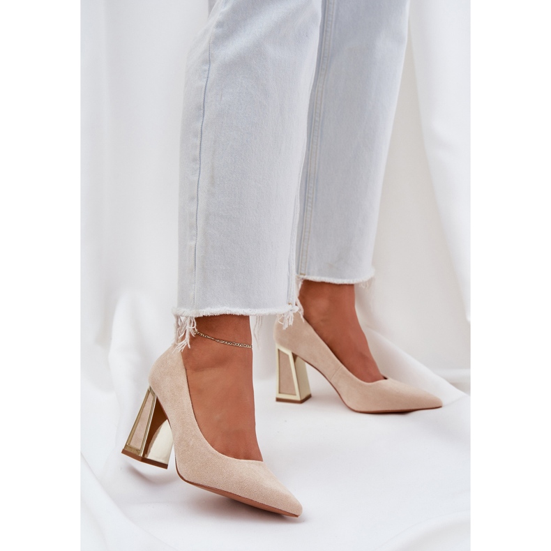 Elegáns szivattyúk a mutató pillér bézs orrán 2 Elegáns szivattyúk a mutató pillér bézs orrán 2