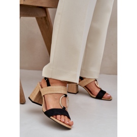 Fekete és bézs szandál a bárban 2