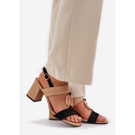 Fekete és bézs szandál a bárban 1