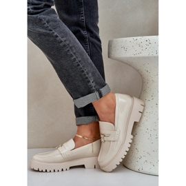 Festett női cipők bézs medve csapokkal 2