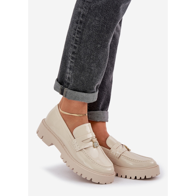 Festett női cipők bézs medve csapokkal 1