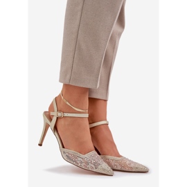 Díszített sarkú, nyitott arany sarokkal aranysárga 1