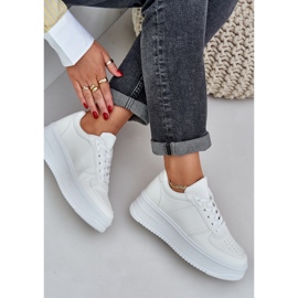 Klasszikus öko bőr cipők a fehér platformon 2