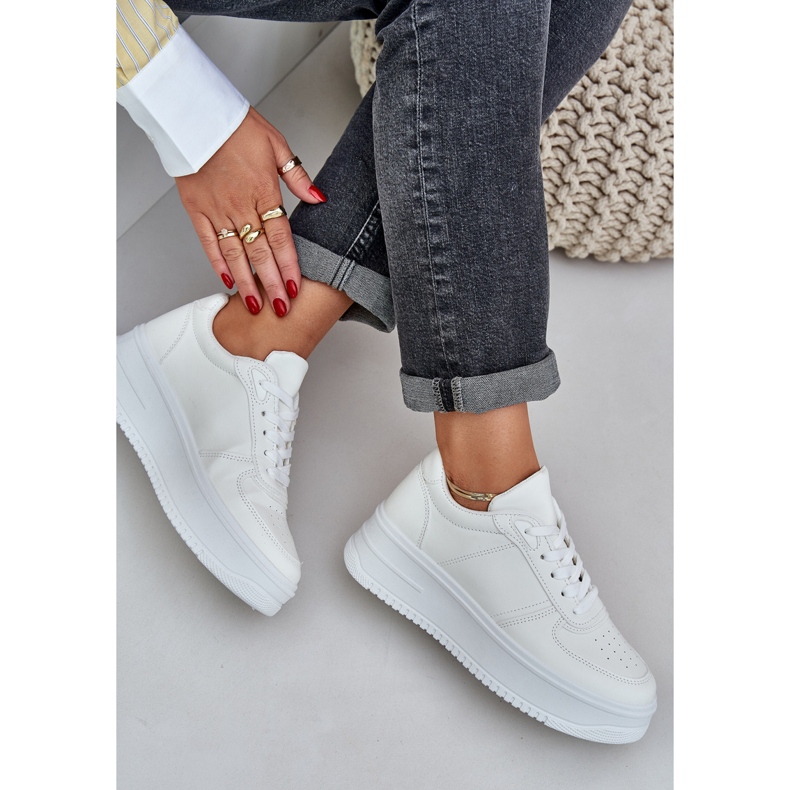 Klasszikus öko bőr cipők a fehér platformon 2