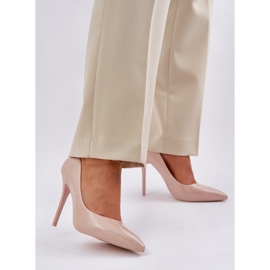 Festett magas sarkú cipővel, margin lábujjak bézsával 2