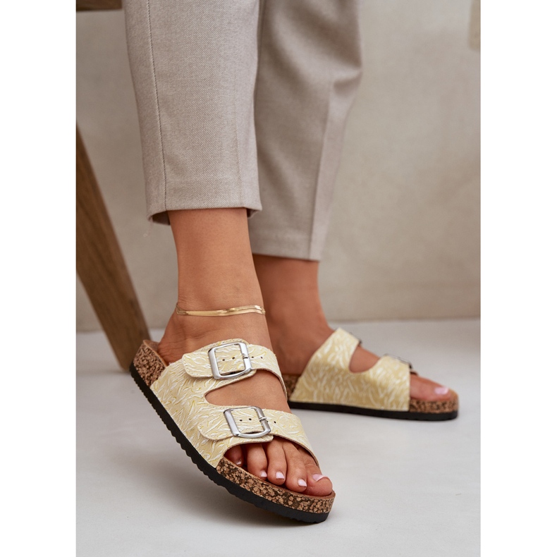 Anyag papucs lepattanó egy parafa talpon, sárga csatokkal 2