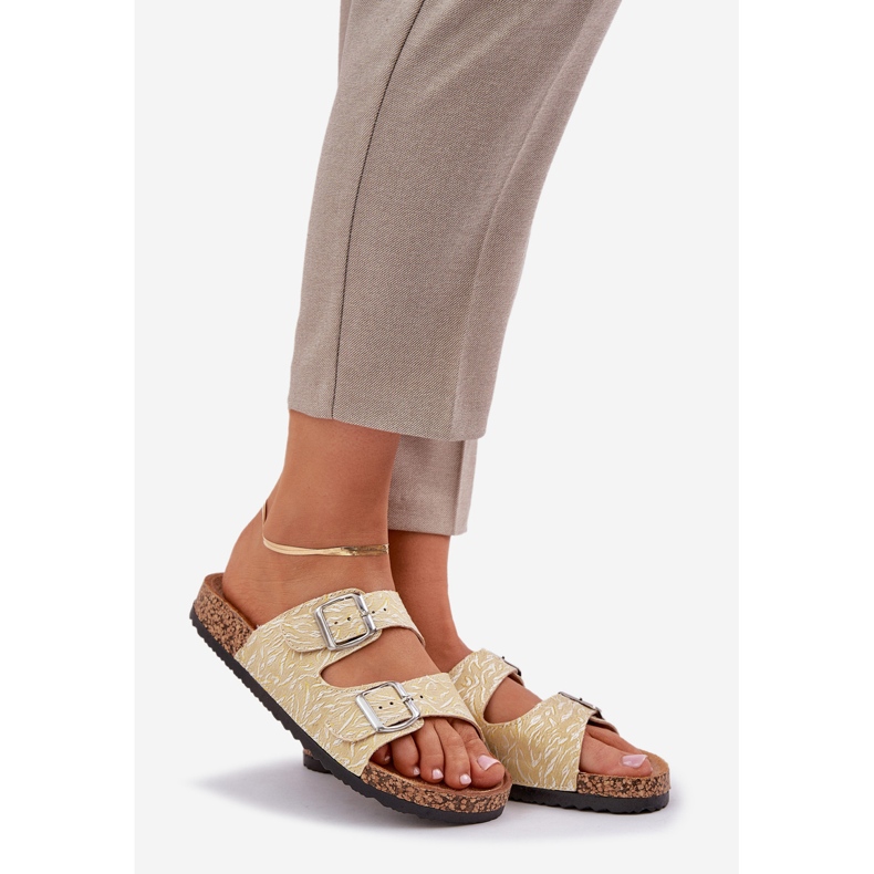 Anyag papucs lepattanó egy parafa talpon, sárga csatokkal 1 Anyag papucs lepattanó egy parafa talpon, sárga csatokkal 1