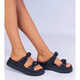 Fekete papucs az emelvényen 1