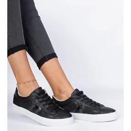 Fekete cipők, amelyek csillogással díszített állati motívummal 2