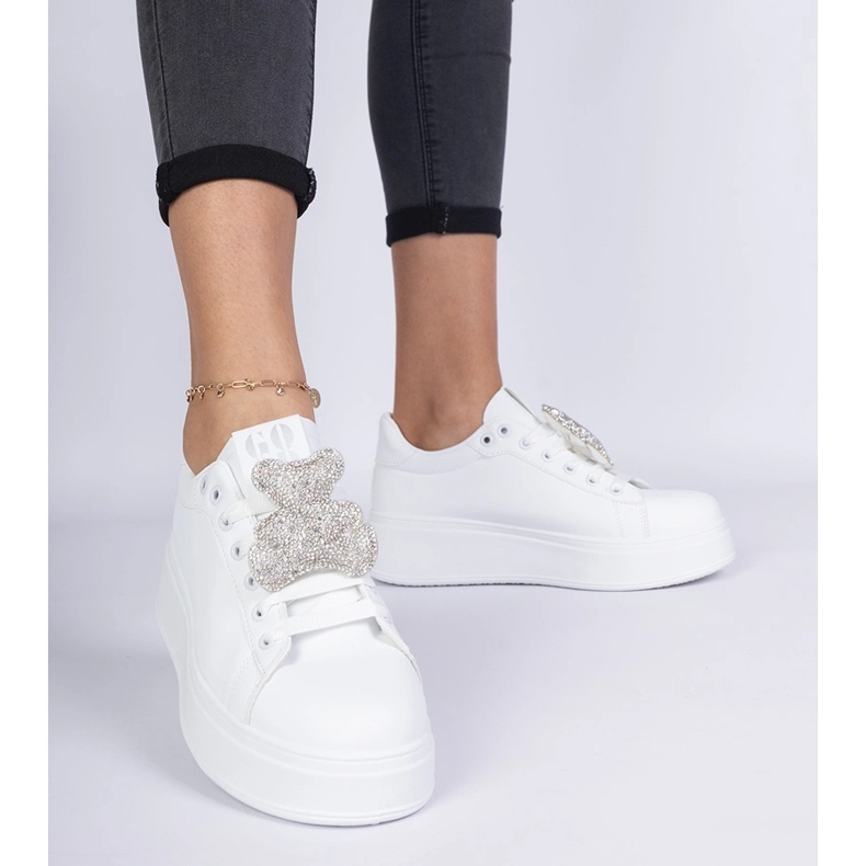 Fehér női cipők egy mackóval díszítve strasszokban 1