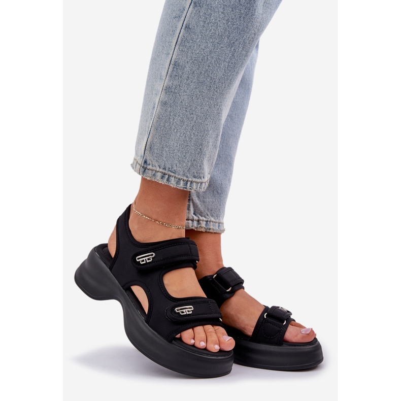 Anyag könnyű szandál a fekete platformon 1 Anyag könnyű szandál a fekete platformon 1