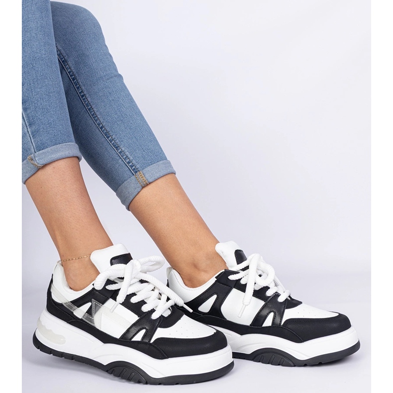 Fekete -fehér cipők vastag csipkékkel 1