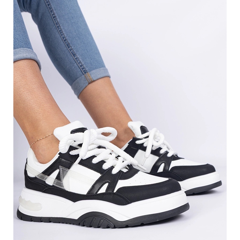 Fekete -fehér cipők vastag csipkékkel 2