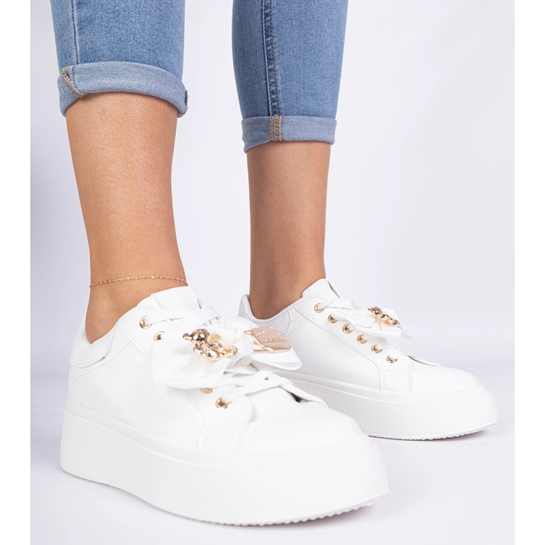 Fehér cipők, íj és arany mackó díszítve 1