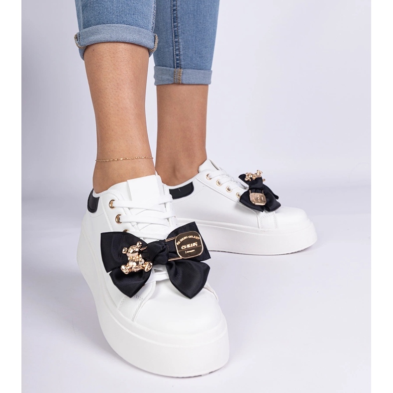 Fekete cipők, íj és arany mackó díszítve 1