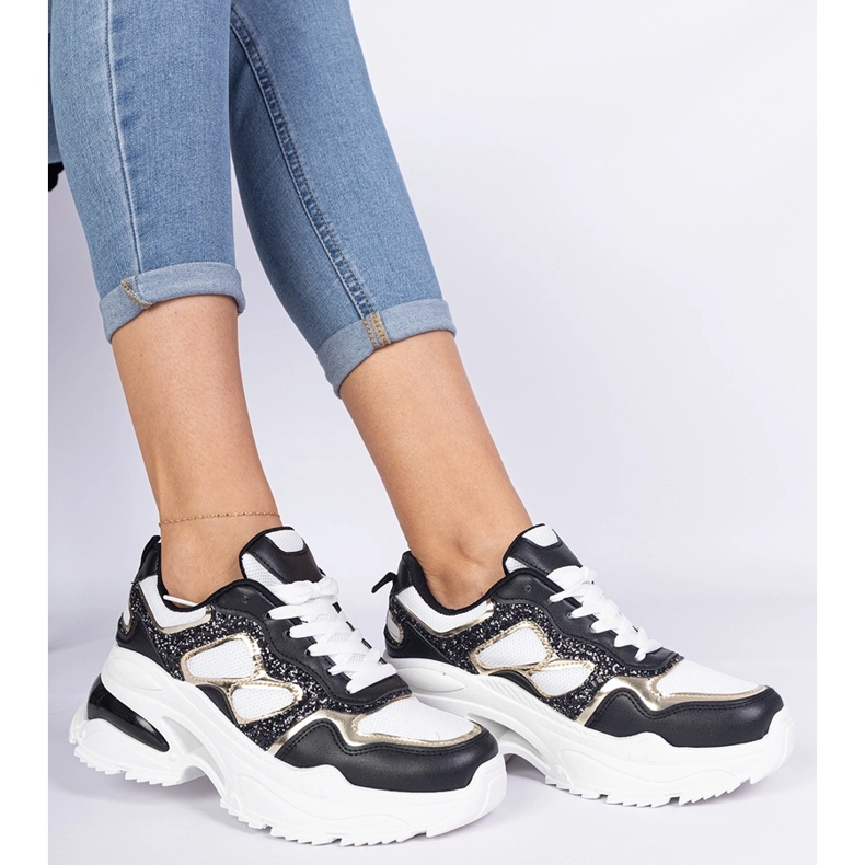 A fekete női cipők csillogással díszítették 1