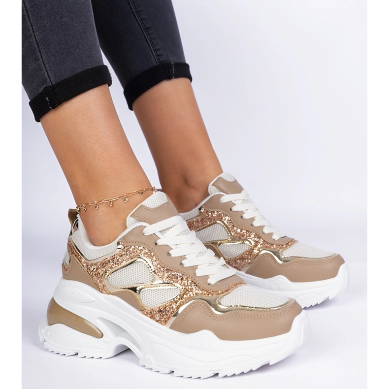 A barna női cipők csillogással díszítették 1