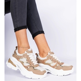 A barna női cipők csillogással díszítették 2