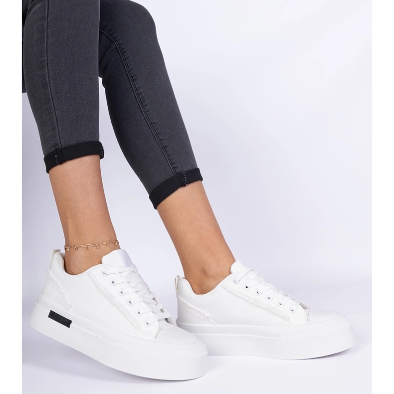 Fehér női anyagi cipők a platformon 2