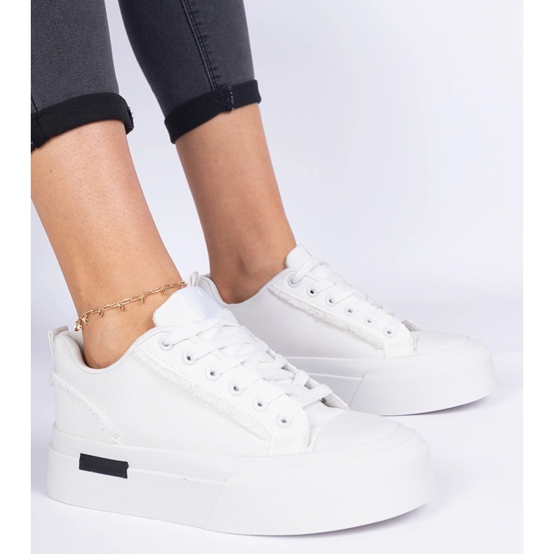 Fehér női anyagi cipők a platformon 1