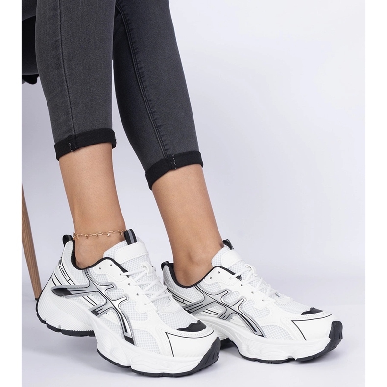 Fekete női tornacipő masszív talppal fehér 2