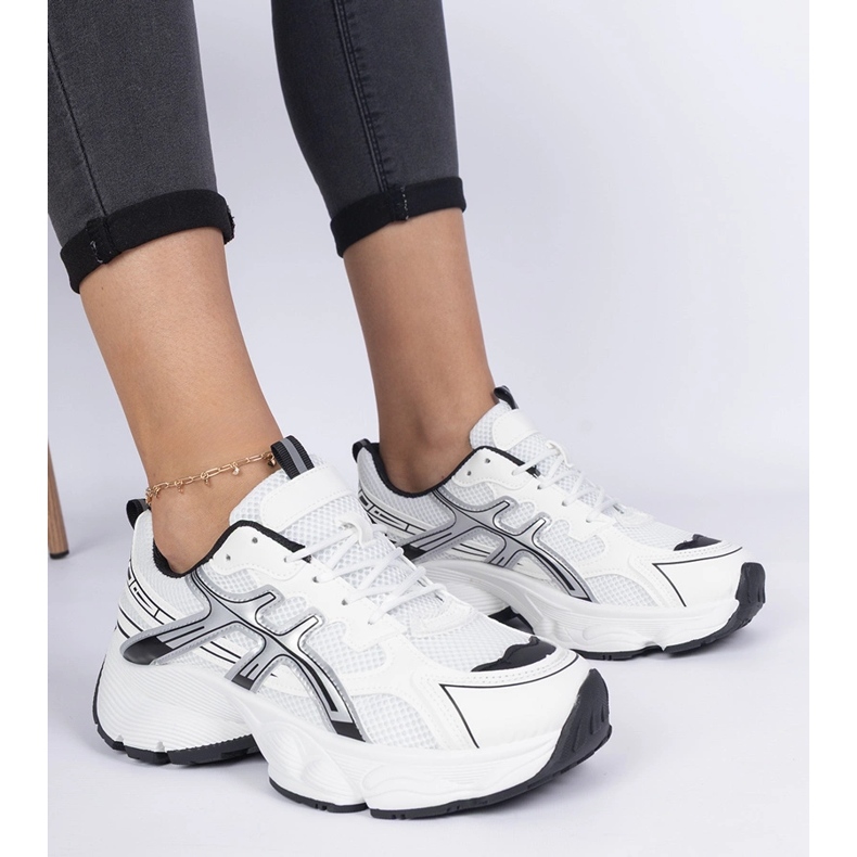 Fekete női tornacipő masszív talppal fehér 1