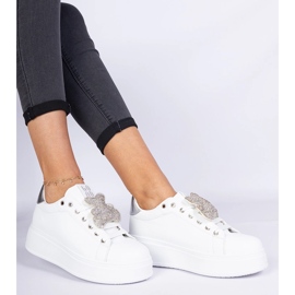 Fehér és ezüst női cipők mackóval díszítve 1