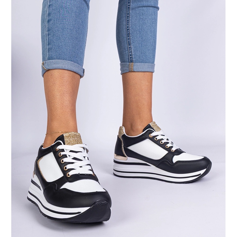 Csillogó és fém betéttel díszített fekete cipők 1