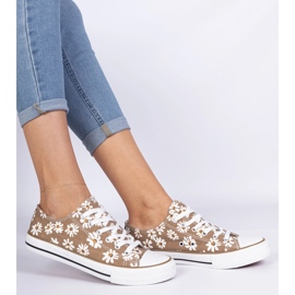 Barna női szövetek virágokkal 1 Barna női szövetek virágokkal 1