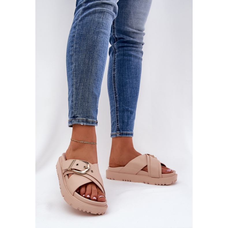 Papucs a peronon, bézs csatral 2