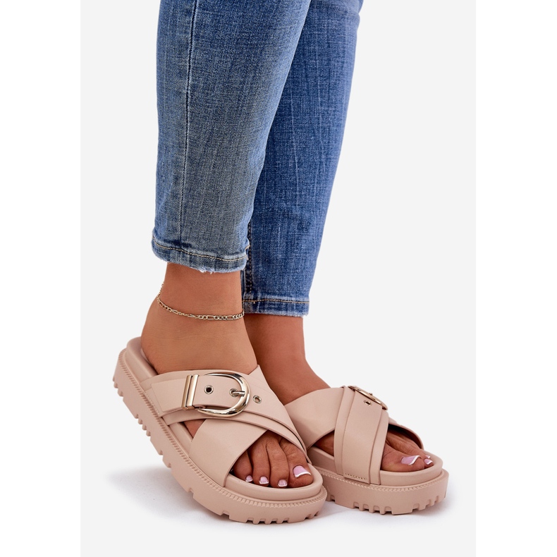 Papucs a peronon, bézs csatral 1