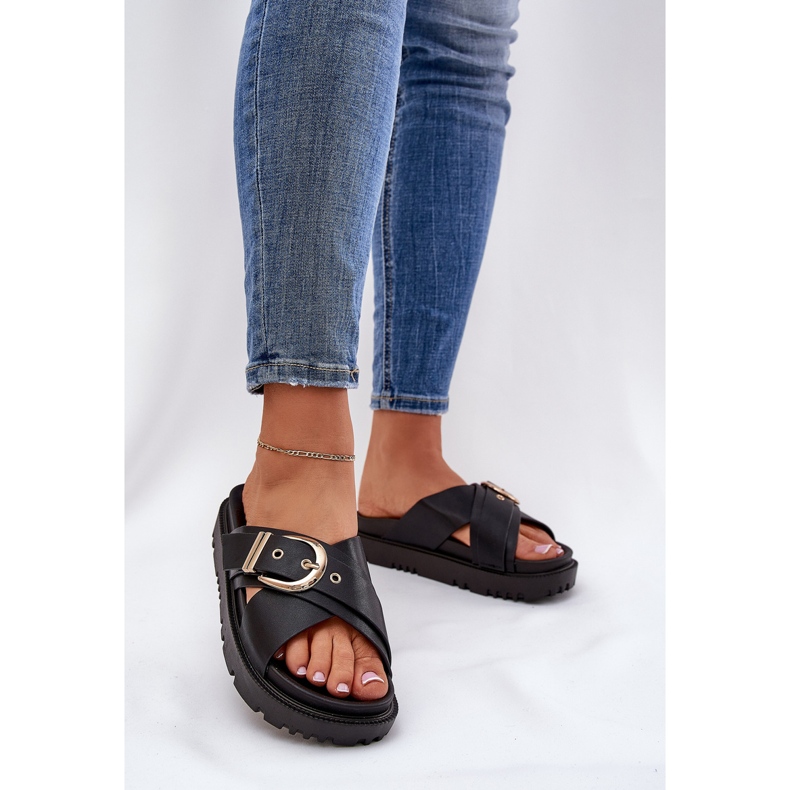 Papucs a peronon fekete csatkal 2 Papucs a peronon fekete csatkal 2