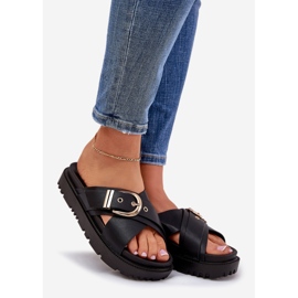 Papucs a peronon fekete csatkal 1 Papucs a peronon fekete csatkal 1