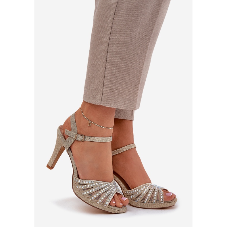 D&A Szandál egy csapon, dekorációval és csillogással D & A MR1038-33 arany aranysárga 1 D&A Szandál egy csapon, dekorációval és csillogással D & A MR1038-33 arany aranysárga 1