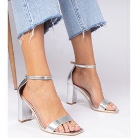 Ezüst szandál egy magas oszlopon 1