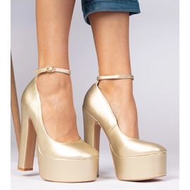 Arany metál szivattyúk egy magas oszlopon aranysárga 2