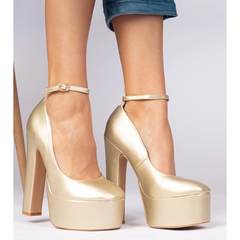 Arany metál szivattyúk egy magas oszlopon aranysárga 2