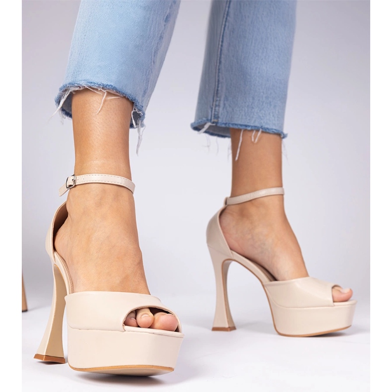 Bézs színű magas sarkú szandál 2